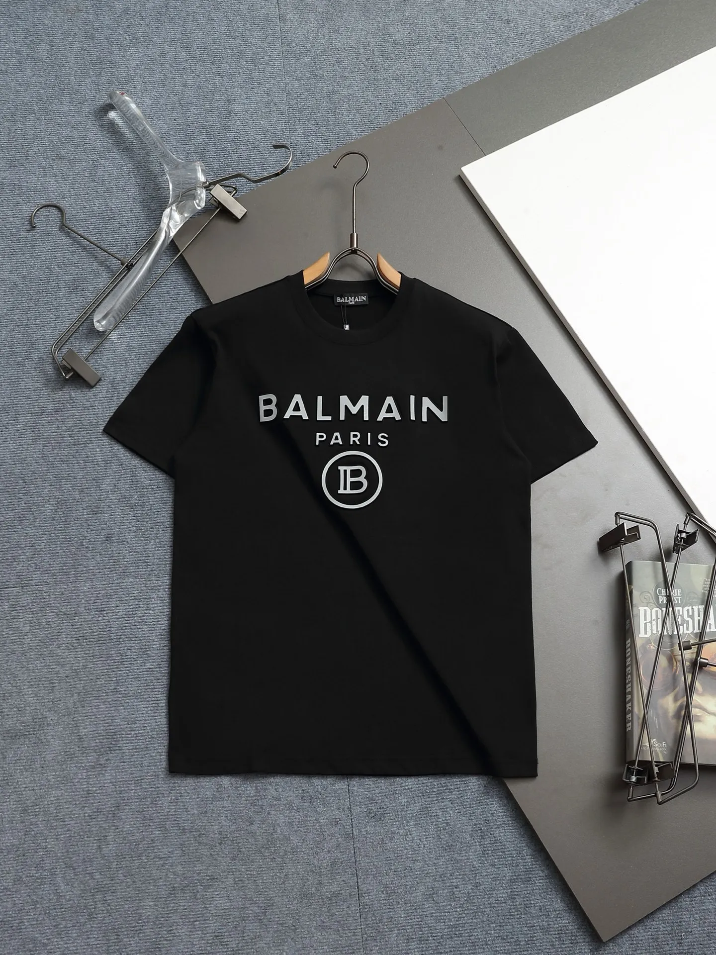 BALMAN round neck short sleeves, simple three-dimensional letter printed logo, exquisite upgrade, original fabric, official Same Style, double-strand large terry fabric, same vat dyed fabric, very comfortable to touch, synchronized with the latest brick cabinets in spring and summer, fashionable and individual, super Versatile, a good-looking short sleeve, very suitable for both men and women, a must-have style, hang tag, collar label, washed wheat, three labels complete Color: White Black Size: XS~L